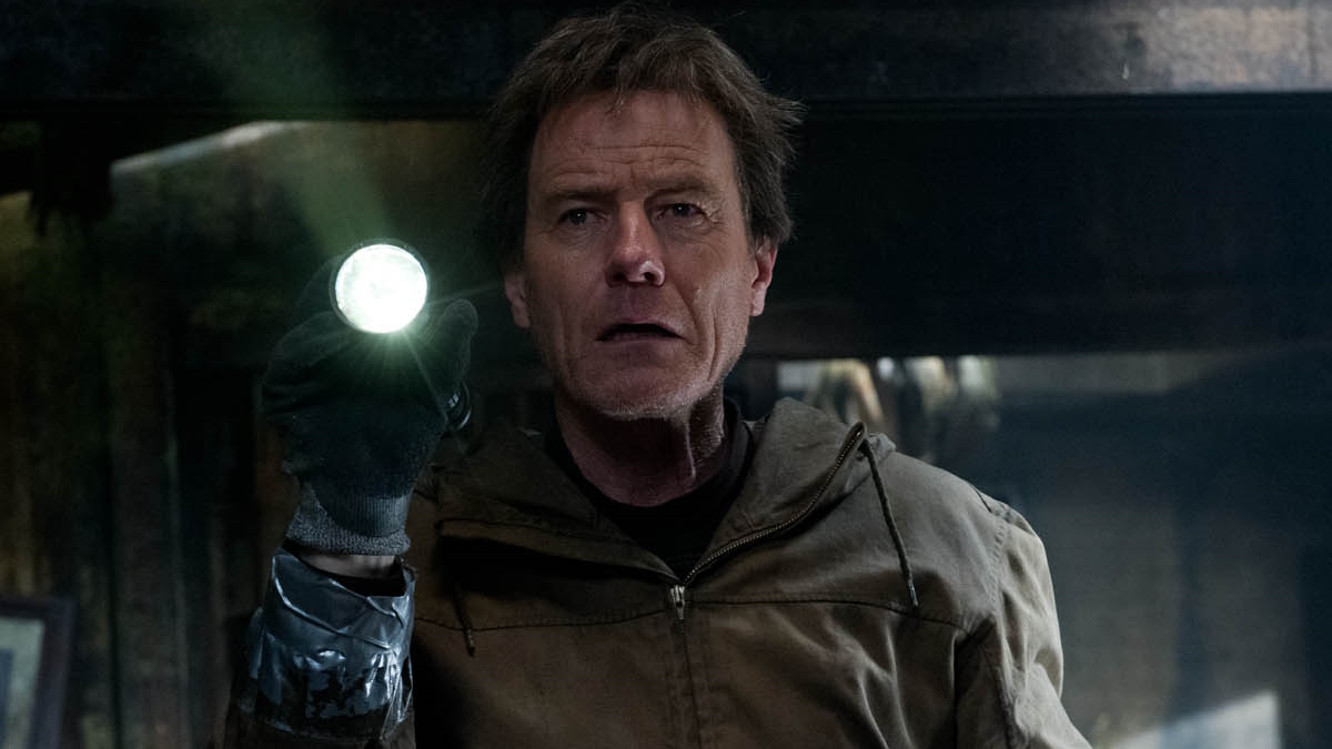 Bryan Cranston steht in einem zerstörten Haus in Godzilla
