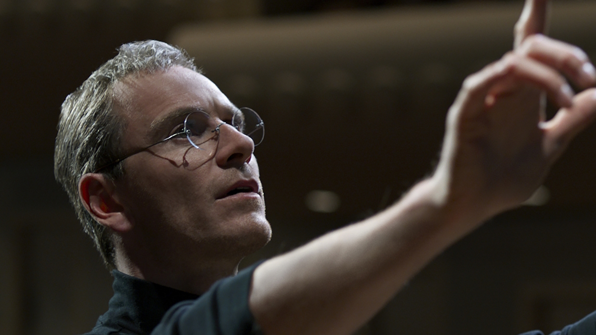 Michael Fassbender probt auf der Bühne eine Präsentation in Steve Jobs