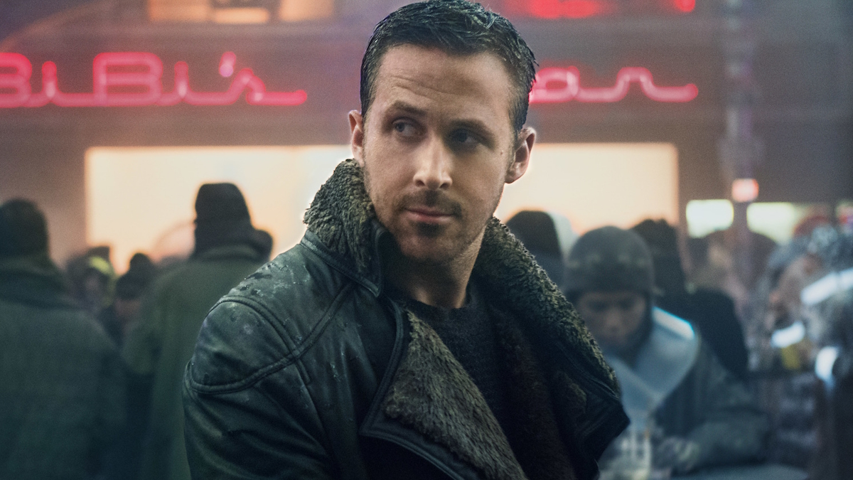 Ryan Gosling trägt seine ikonische Jacke in einer überfüllten Stadt in Blade Runner 2049