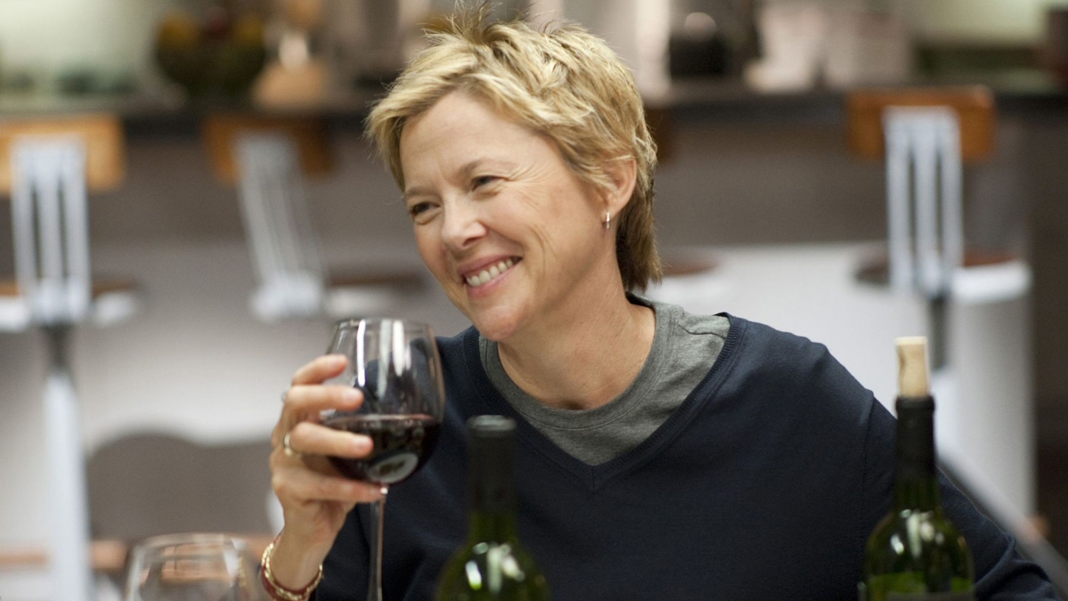 Annette Benning hält ein Glas Wein in The Kids Are All Right