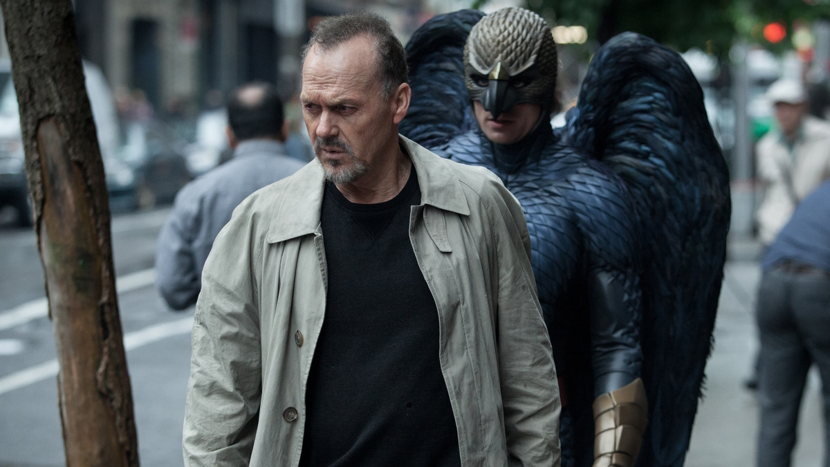 Michael Keaton geht in Birdman die Straße entlang, verfolgt von seinem Alter Ego Birdman