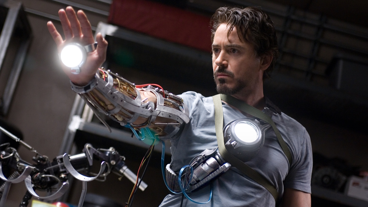 Robert Downey Jr. probiert die frühe Iron Man-Rüstung in Iron Man aus