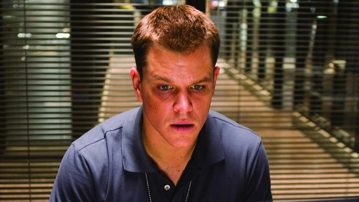 Matt Damon sitzt in einem Polizeirevier in The Departed