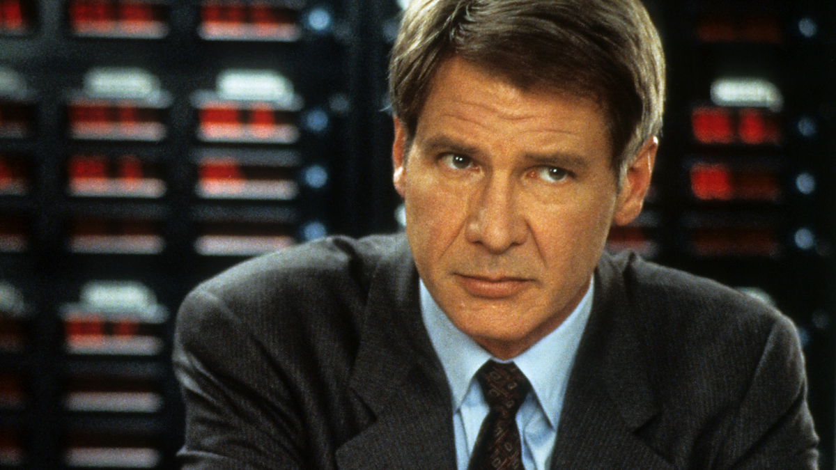 Harrison Ford steht vor einem Computer in A Clear and Present Danger
