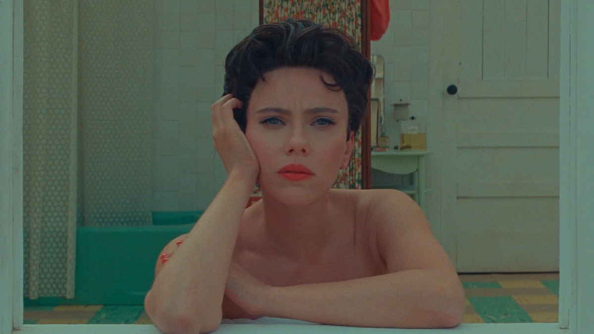 Scarlett Johansson sitzt in einem Badezimmer in Asteroid City