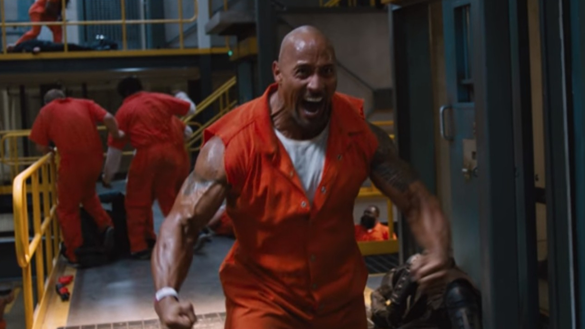 Dwayne Johnson flexiona os seus músculos num motim na prisão em The Fate of the Furious
