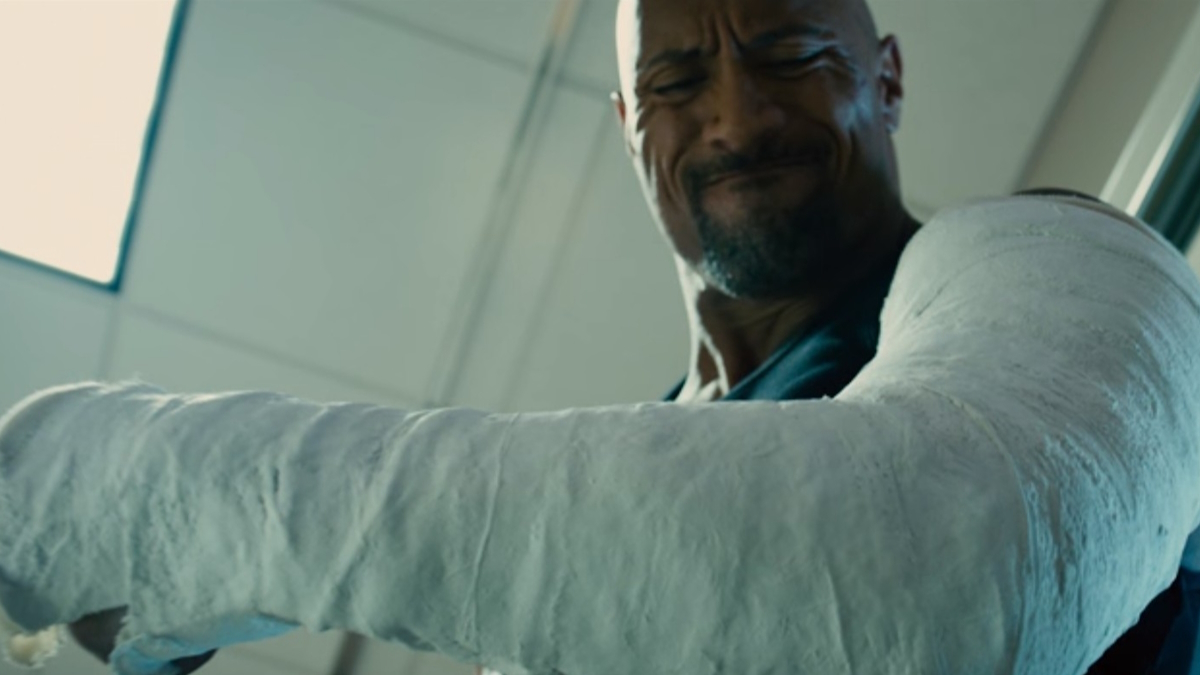 Dwayne Johnson flecte o seu braço engessado em Furious 7