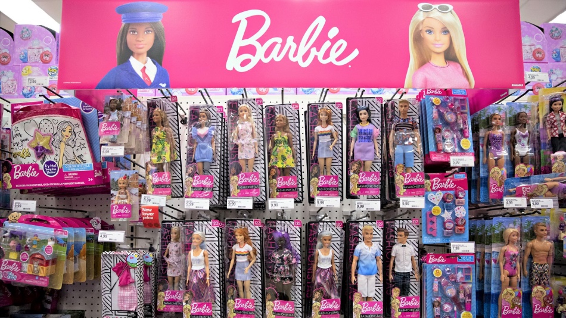 Un surtido de muñecas Barbie a la venta