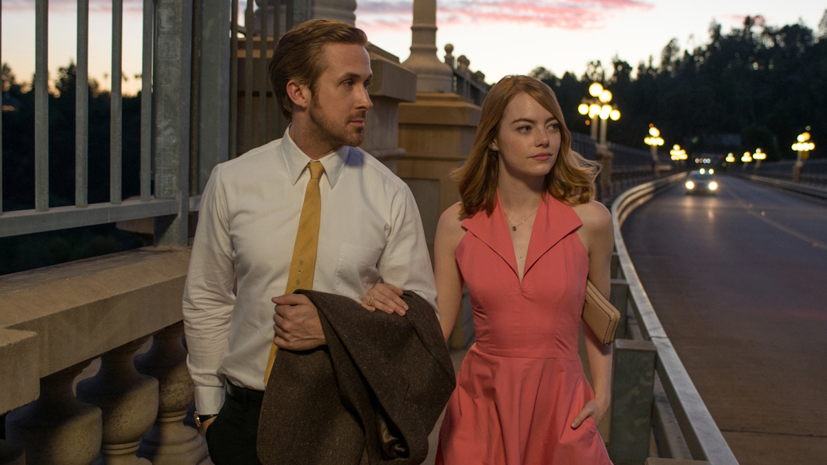 Ryan Gosling ja Emma Stone kävelevät Los Angelesissa elokuvassa La La Land