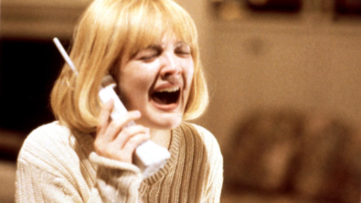 Drew Barrymore skriker inn i telefonen i Scream