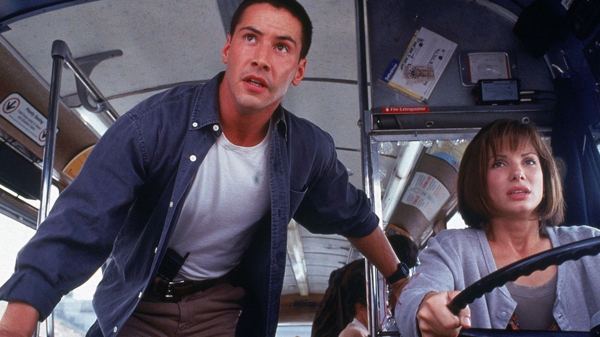 Keanu Reeves et Sandra Bullock contrôlent un bus dans Speed