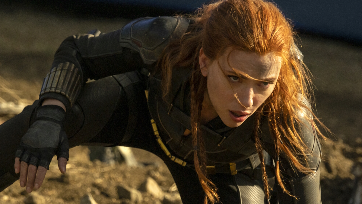 Scarlett Johansson knäböjer i en superhjältepose i Black Widow
