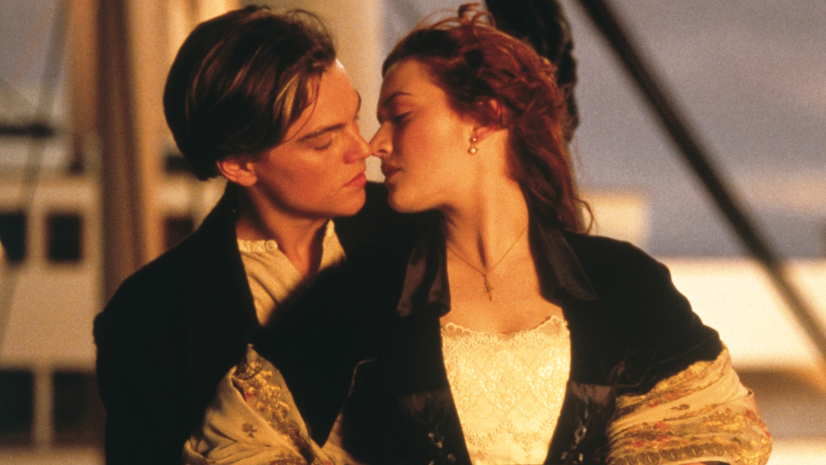 Jack en Rose omhelzen elkaar op de Titanic in Titanic