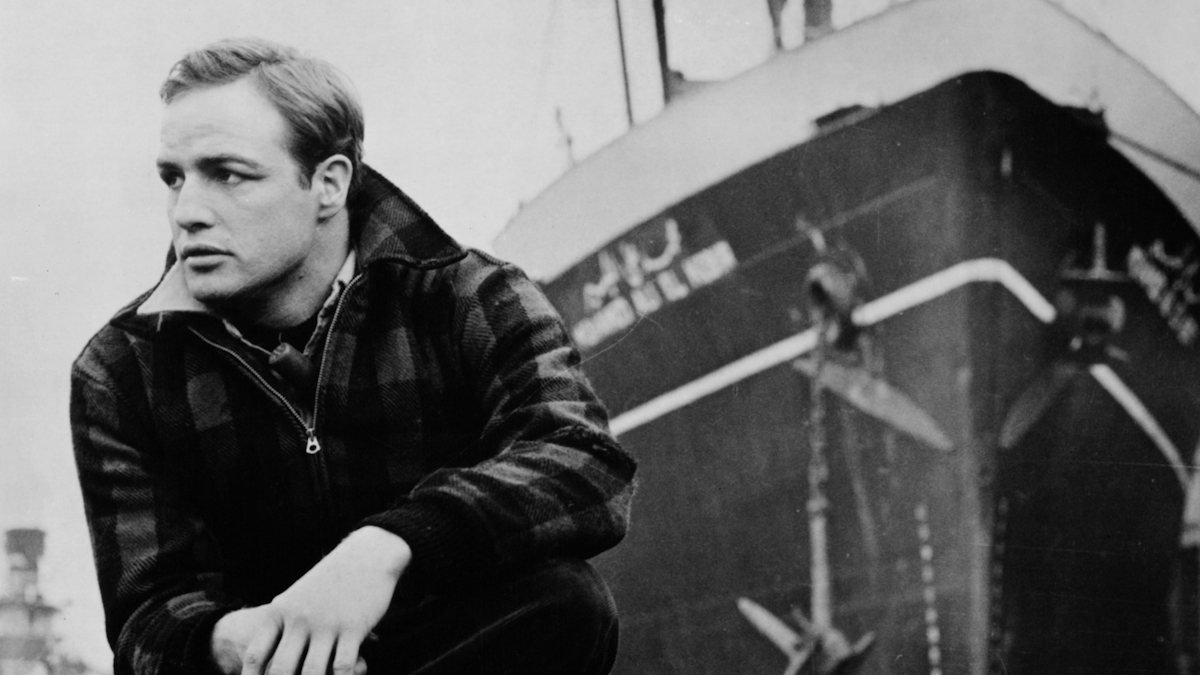 Marlon Brando está a cismar em frente a um navio em On the Waterfront