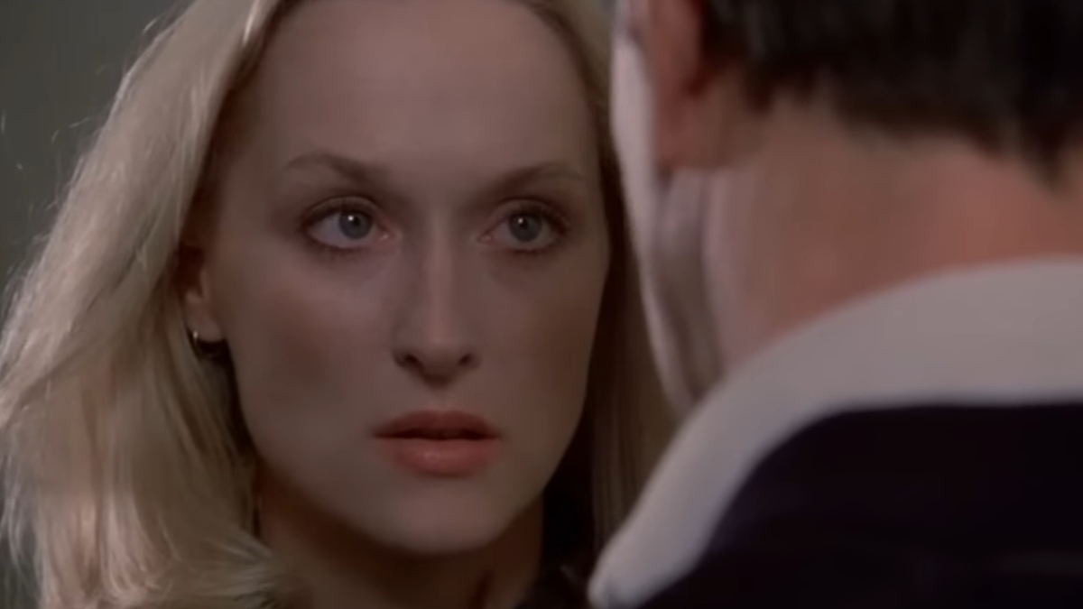 Meryl Streep tarkastelee päähenkilöä elokuvassa Still of the Night (Yön hiljaisuus)