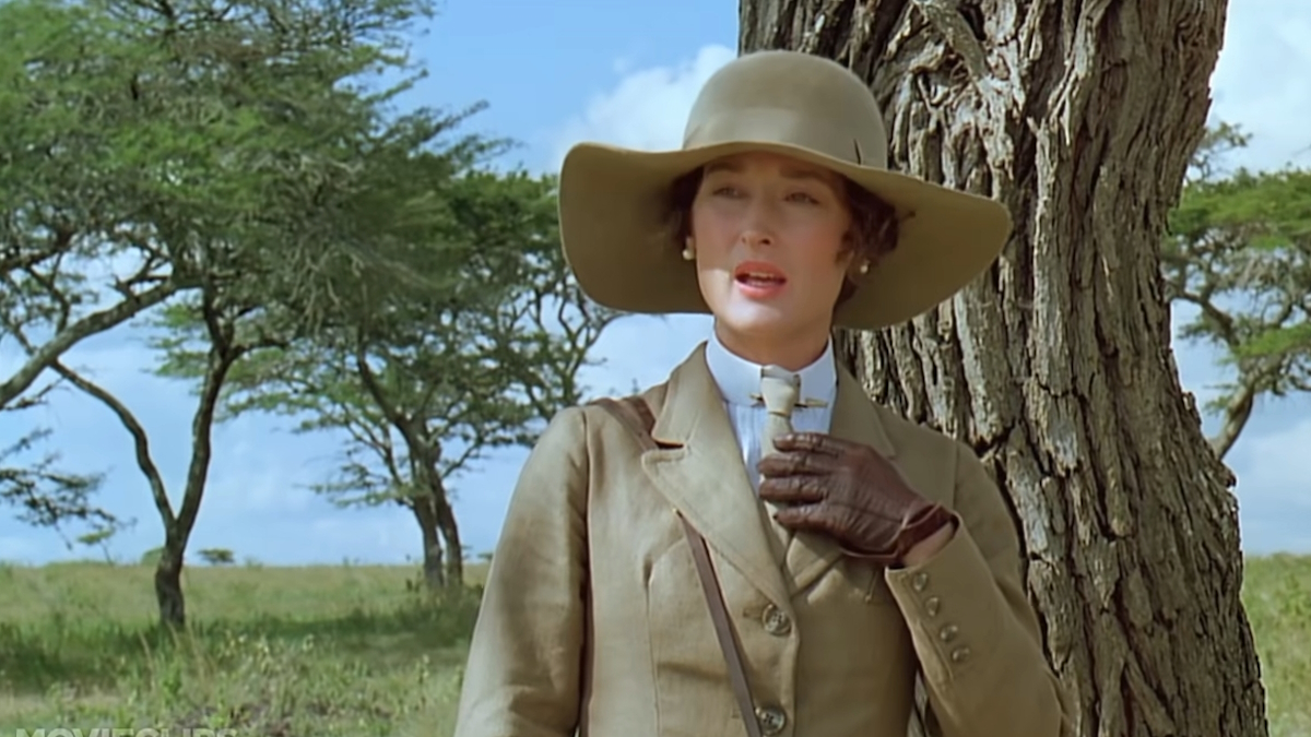 Meryl Streep pukeutuu afrikkalaisiin safarivaatteisiin elokuvassa Out of Africa (Ulos Afrikasta)