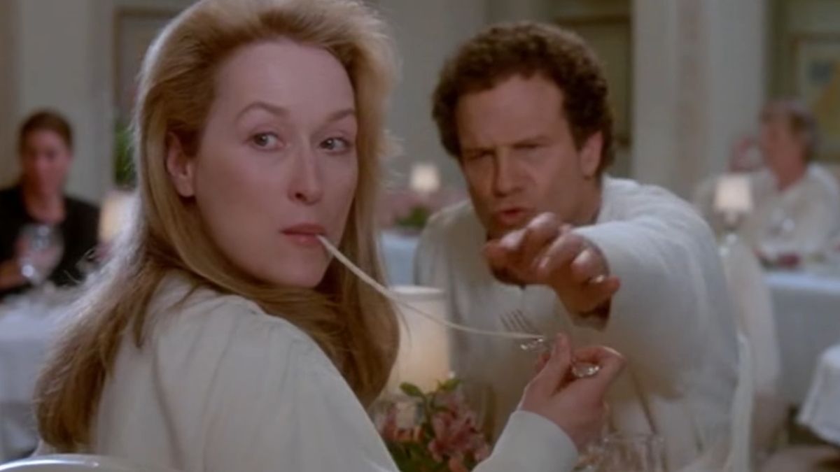 Meryl Streep come esparguete com uma massa pendurada na boca em Defending Your Life