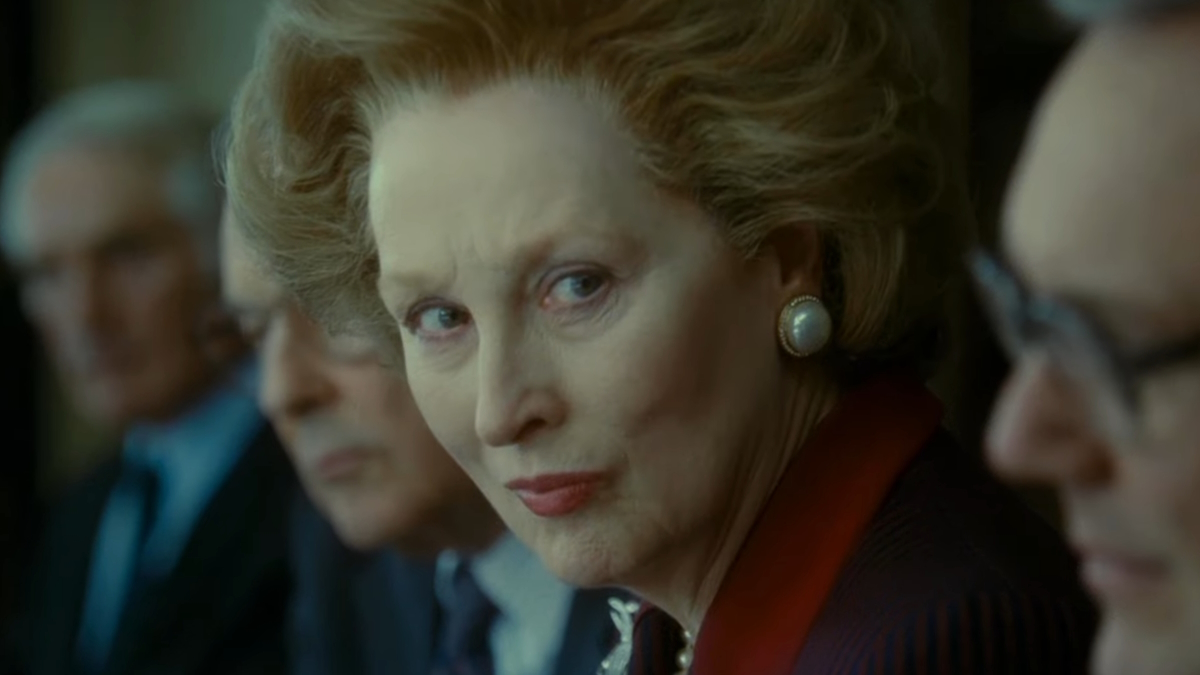 Meryl Streep, nei panni di Margaret Thatcher, partecipa ad una fatidica riunione di gabinetto nel film The Iron Lady