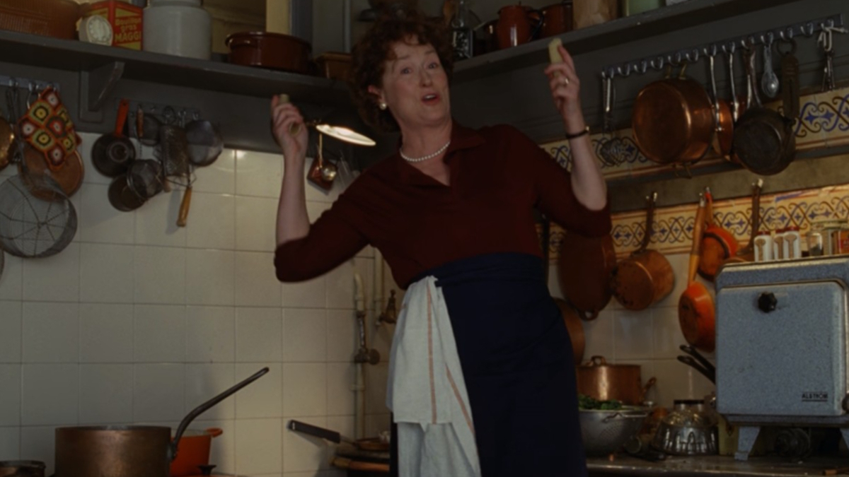 Meryl Streep, nel ruolo di Julia Child, cucina per il suo divertimento nella sua cucina degli anni '50