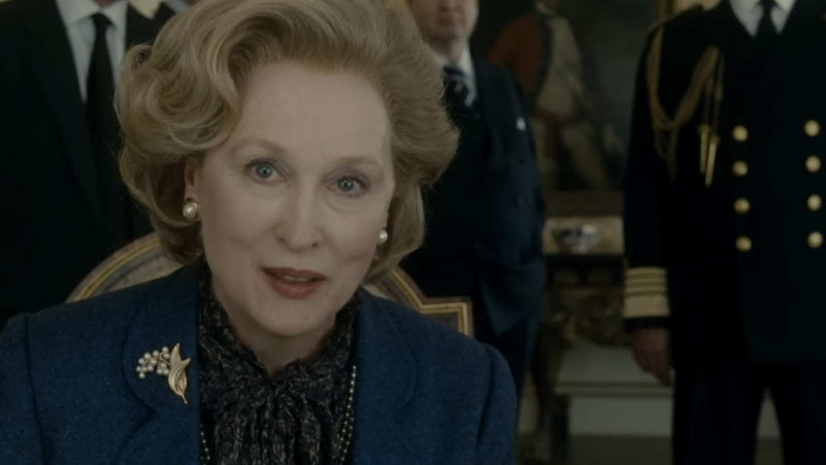 Meryl Streep, nei panni di Margaret Thatcher, dichiara guerra all'Argentina e mette in guardia gli Stati Uniti in The Iron Lady