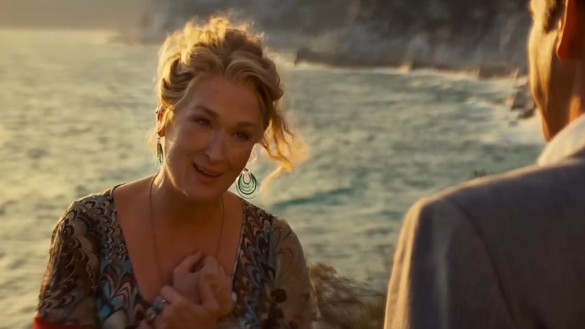 Meryl Streep laulaa meren äärellä elokuvassa Mamma Mia!