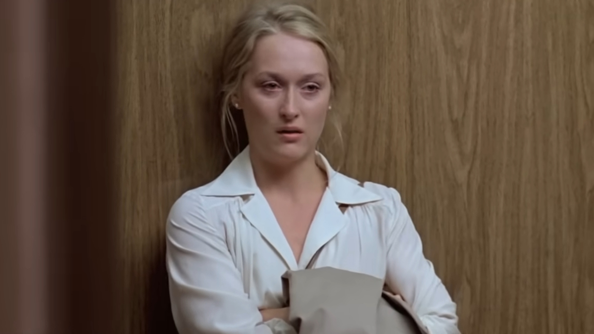 Meryl Streep, vestindo uma camisa branca como Johanna Kramer, anuncia que está a deixar o seu marido