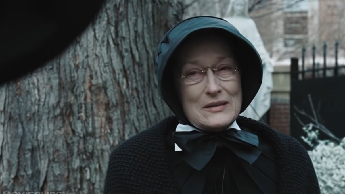 Meryl Streep, nei panni di una suora cattolica, piange sotto un albero nel film Il dubbio