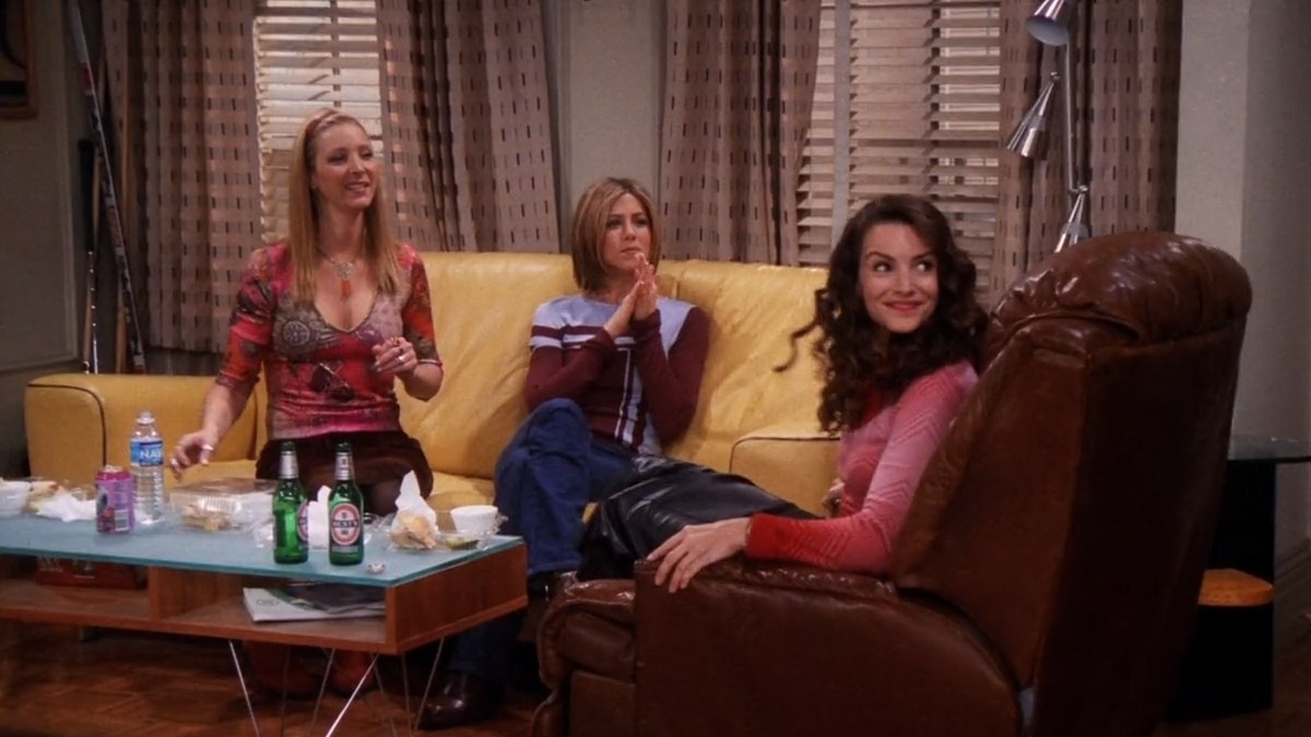 كريستين ديفيس يجلس على كرسي جوي في شقته مع فيبي وراشيل في الأصدقاء