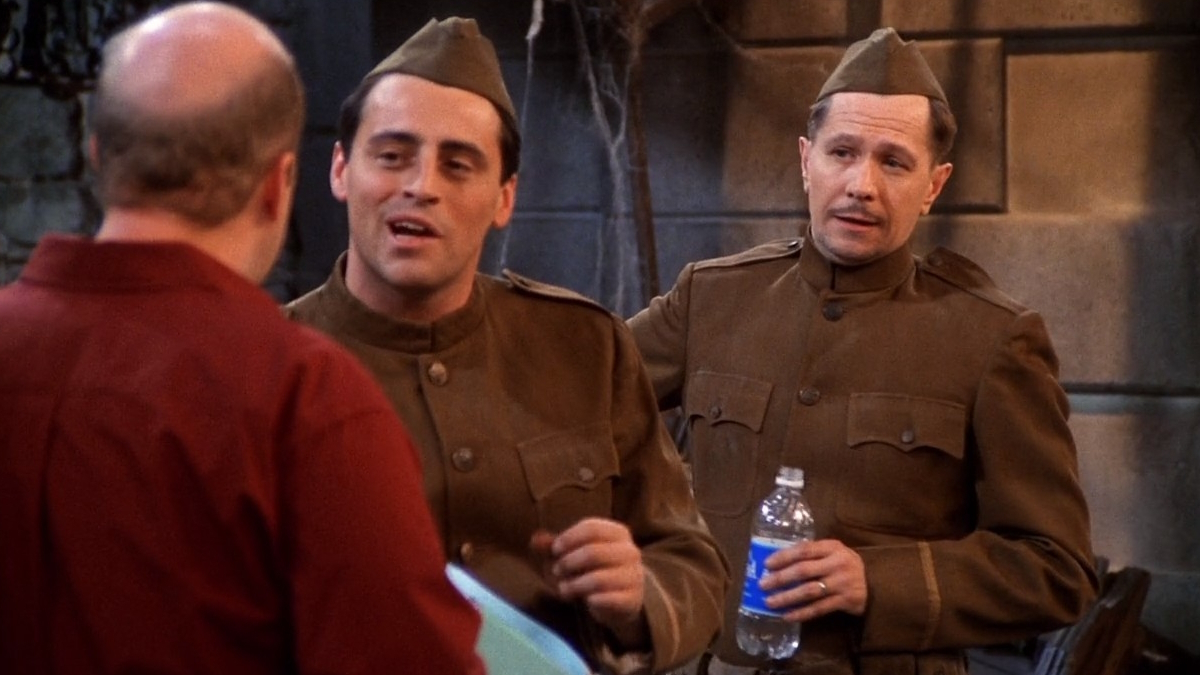 جاري أولدمان ضيف دور ممثل في دراما حرب أثناء حمل زجاجة ماء في الأصدقاء