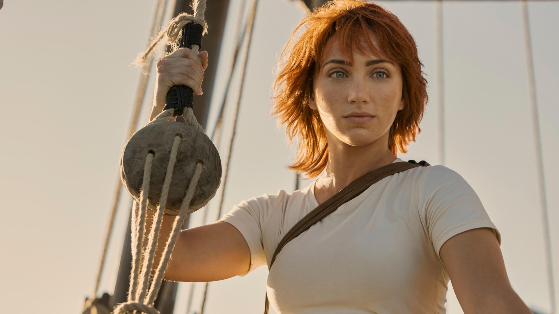 Emily Rudd jako Nami na lodi na záběru ze seriálu One Piece od Netflixu