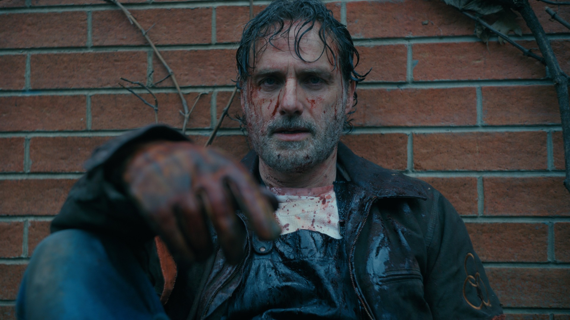 Andrew Lincoln jako Rick v seriálu The Walking Dead: Ti, kteří přežijí
