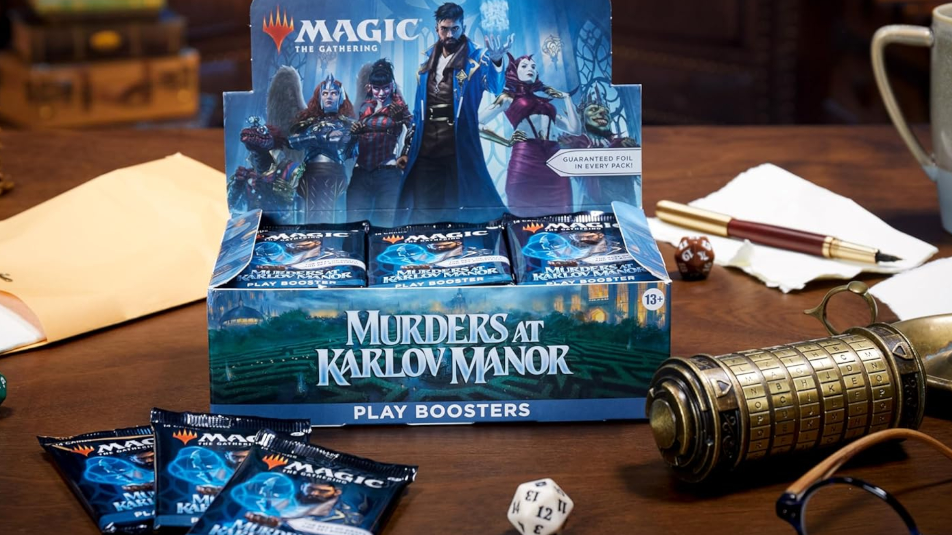 Pudełko boostera do gry Murders at Karlov Manor leżące na drewnianym stole obok brązowych ciekawostek, kości i innych rekwizytów.