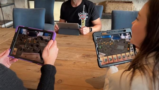 "テーブルの周りのプレイヤーはタブレットを使用してMirrorscapeを演奏します"