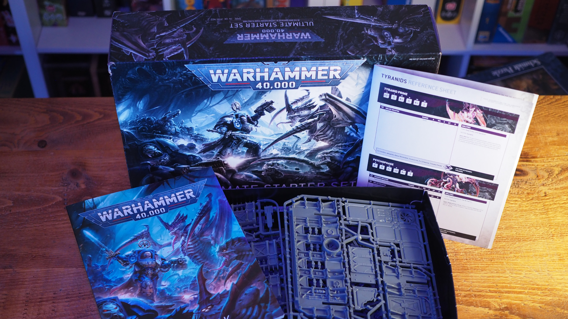 The Warhammer 40،000: مجموعة المبتدئين والمحتويات على طاولة خشبية
