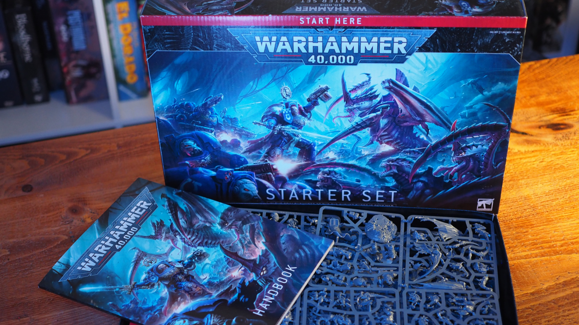 Warhammer 40,000 Starter Set a obsah sedící na dřevěném stole