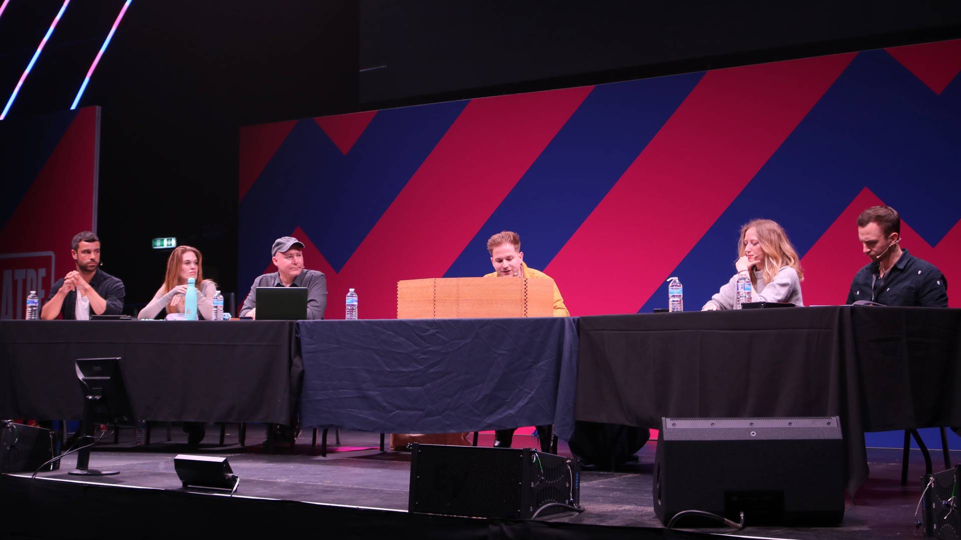 Natural Six cast op het podium tijdens een Dungeons & Dragons liveshow op EGX 2023