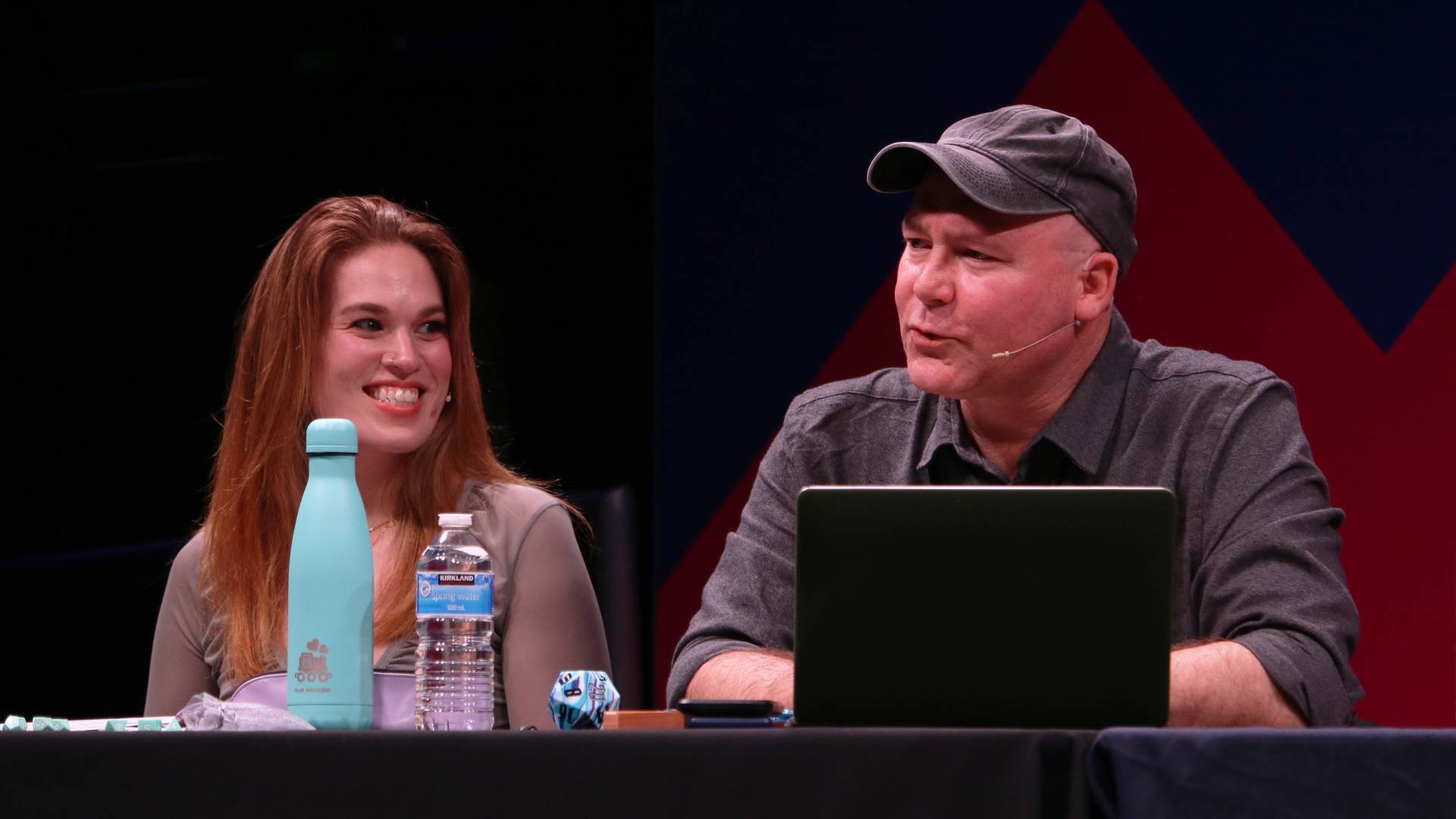 Hollie Bennett et Doug Cockle, membres du casting de Natural Six, se produisent lors d'un spectacle en direct de Donjons et Dragons à l'EGX 2023.