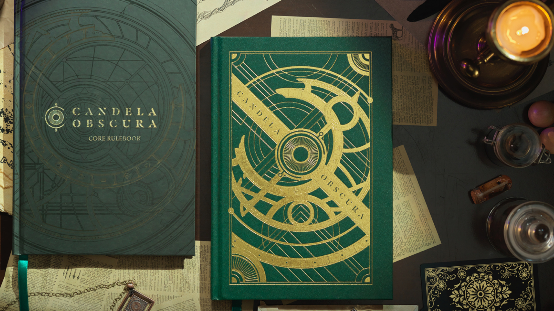 Twee exemplaren van het Candela Obscura regelboek op een bureau bezaaid met esoterische voorwerpen en een kaars
