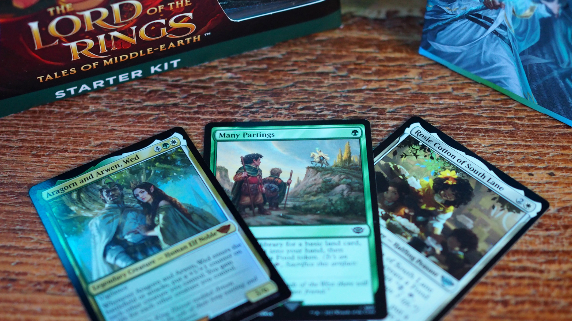Drie kaarten op een houten tafel uit de MTG Lord of the Rings Startset