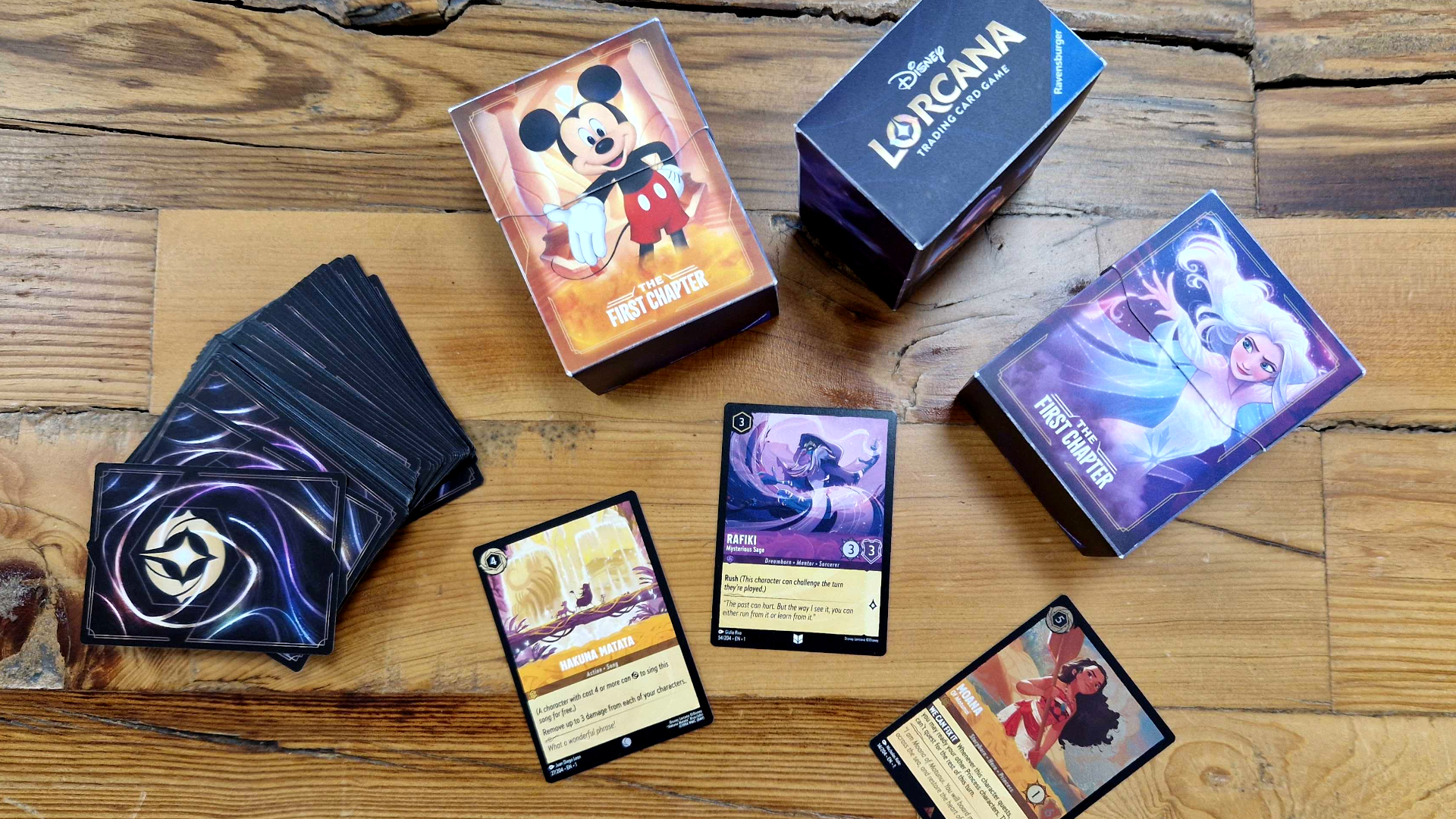 나무 테이블 위에 놓인 디즈니 로카나 카드와 상자들
