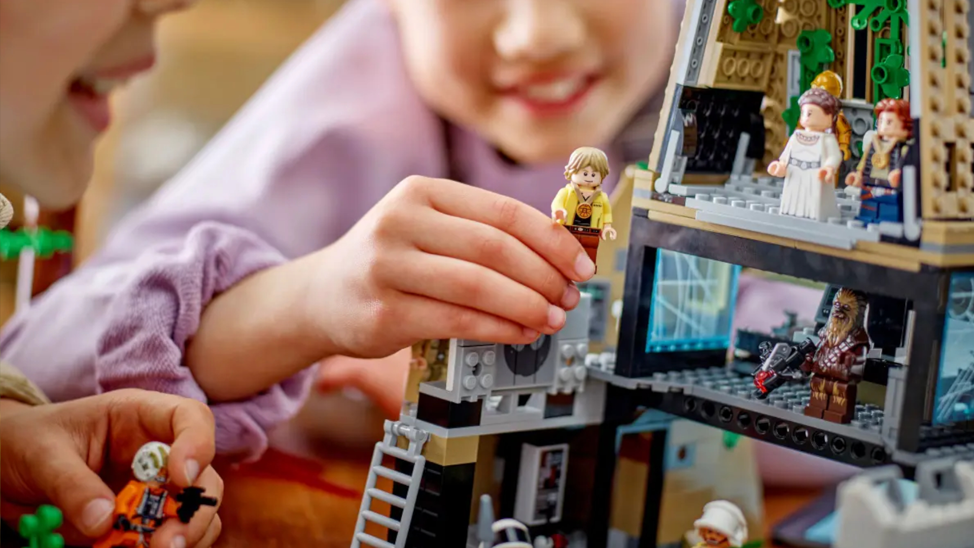Gyerekek játszanak a Lego Yavin 4 készlettel