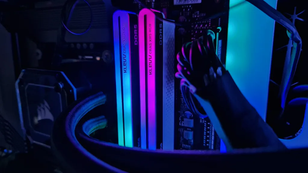 Klevv Cras XR5 RGB DDR5 RAM kék és rózsaszín RGB világítással egy játék PC-be telepítve
