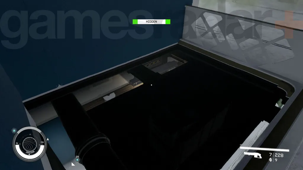 På vei tilbake til kontoretasjen under Starfield-sabotasjeoppdraget