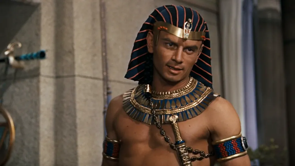 Yul Brynner mint fáraó A tízparancsolat című filmben.