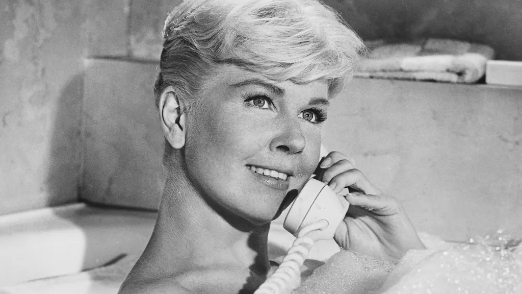 Doris Day mosolyog a telefonon a fürdőkádban a Párnabeszédben