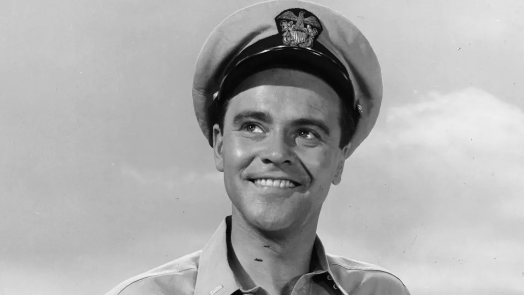 Jack Lemmon katonaként a Mister Roberts című filmben.