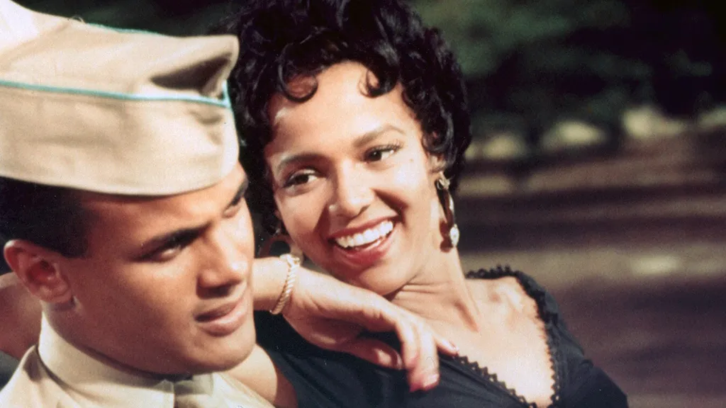Carmen Jones egy autóban utazik a Carmen Jones című filmben.