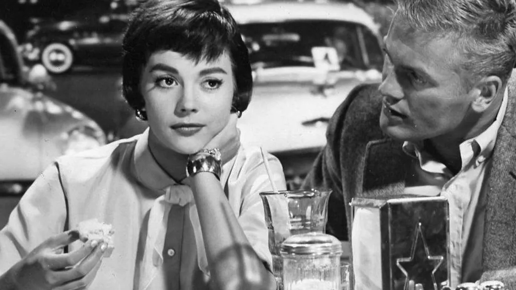 Natalie Wood egy étkezdében eszik a The Girl He Left Behind című filmben.
