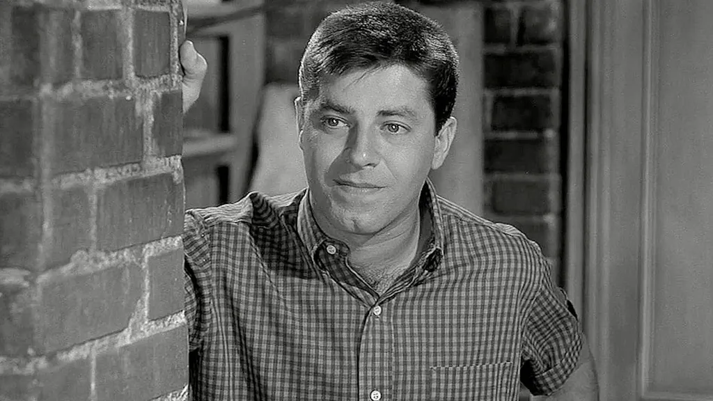 Jerry Lewis egy utcai sikátorban áll a The Delicate Delinquent című filmben.