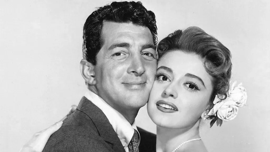 Dean Martin pózol a Ten Thousand Bedrooms (Tízezer hálószoba) című film reklámfotóján.